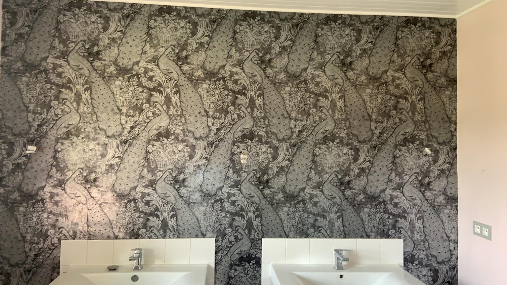 Papier peint dans la salle de bain